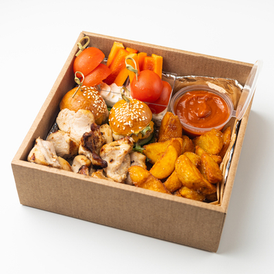 Бокс горячего приготовления с куриным шашлычком и картофелем по-деревенски (вес 500 гр)