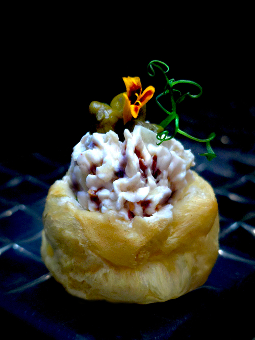 Профитроли с крем Чизом, артишоками и вяленным томатом