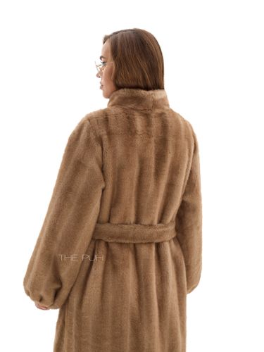 Длинная шуба из эко-меха в цвете капучино