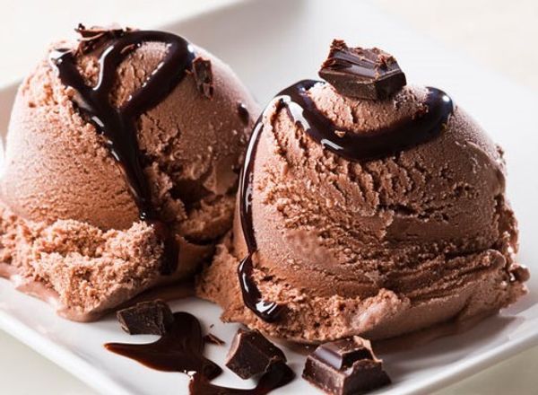 как сформировать шарик из мороженого без спецыальной ложки для мороженого?