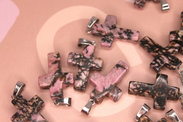 Подвеска крест родонит 25х18х5 мм