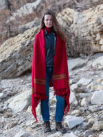 Шерстяной палантин с вышивкой