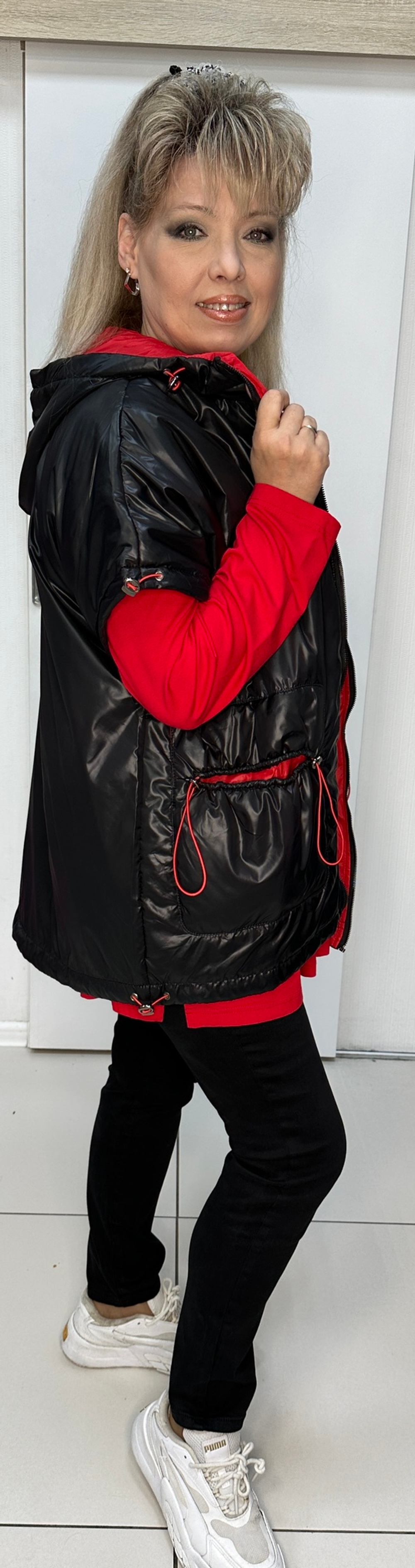 Черный стеганный жилет с красной отделкой
