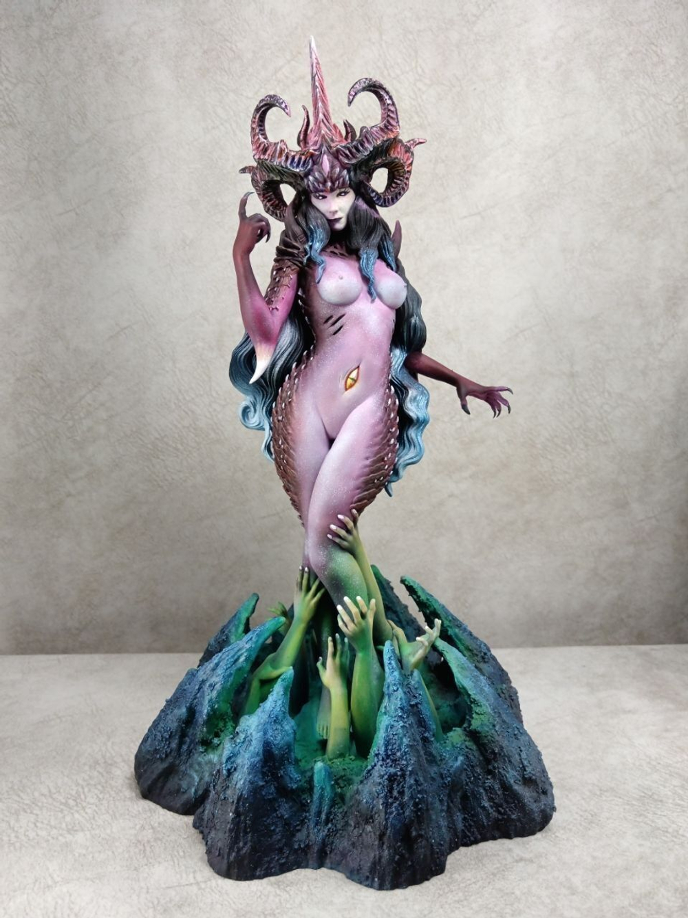 Slaanesh Та Что Жаждет Фигурка 38см В наличии