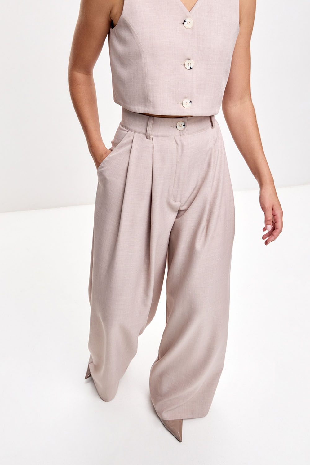 Свободные брюки с защипами серо-бежевого цвета