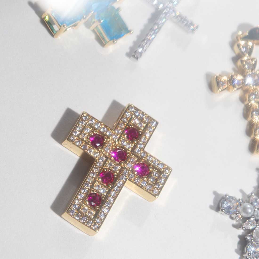 Подвеска "Крестик", ярко-розовые фианиты, позолота, 28*22мм