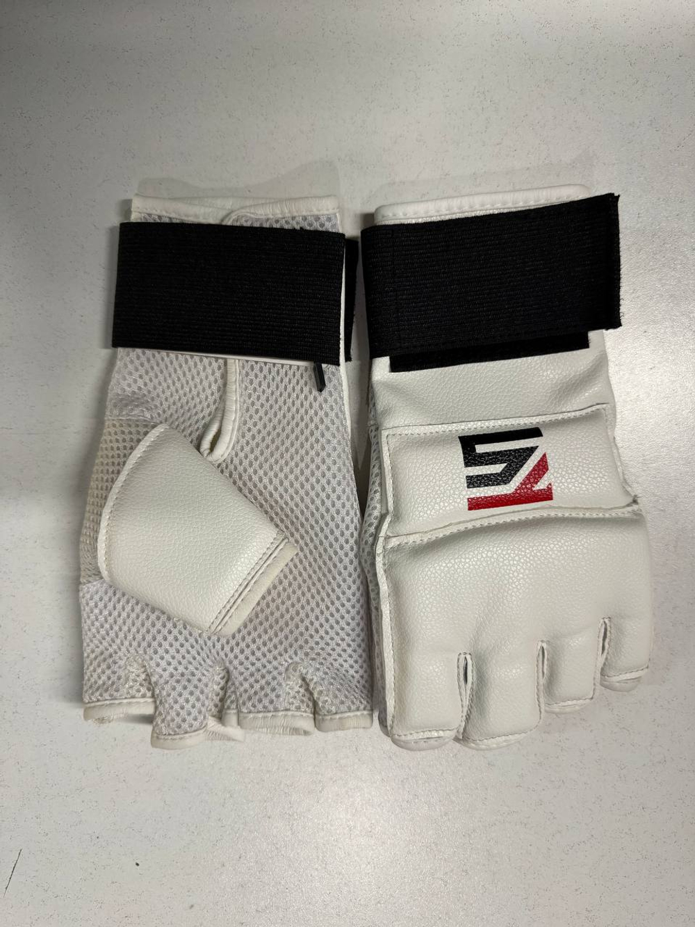 Перчатки белые Tigershop  для каратэ