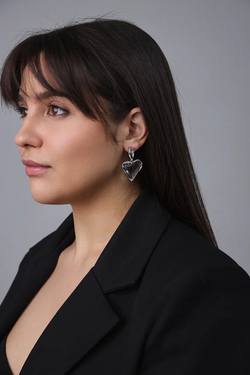 Серьги пусеты из прозрачных кристаллов капля и сердце, оттенок серебро