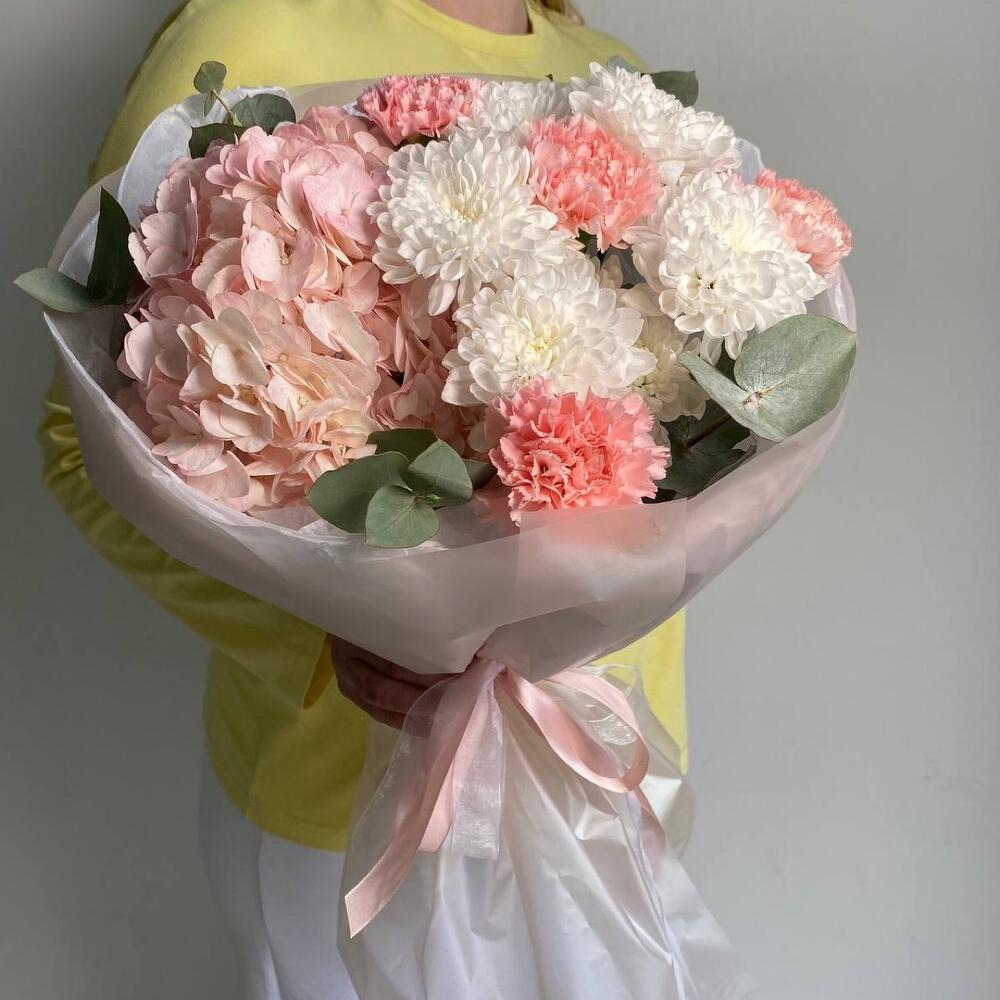 Букет из хризантемы, гортензии и гвоздик