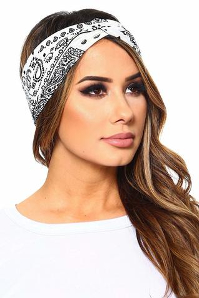 Бандана белая пейсли огурцы