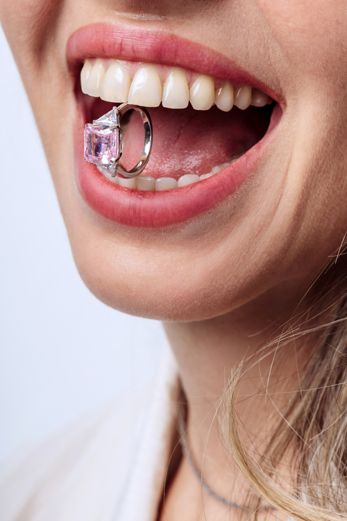 Кольцо с крупным розовым цирконием