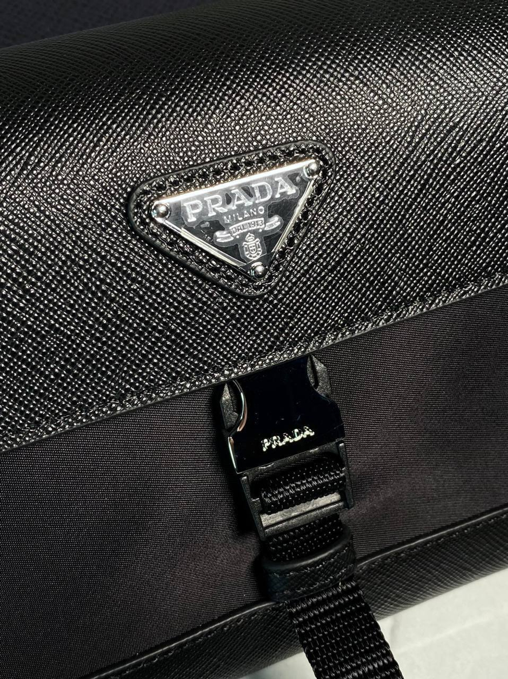 Сумка-мессенджер Prada