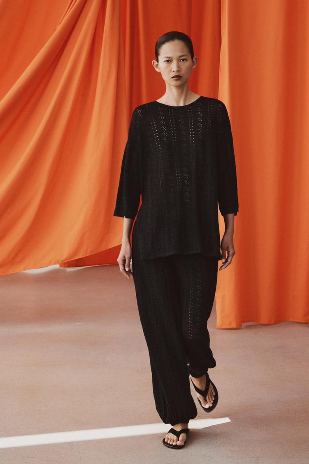 ZARA ТРИКОТАЖНЫЙ ТОП С АЖУРНЫМ УЗОРОМ И РАЗРЕЗАМИ, ЧЕРНЫЙ