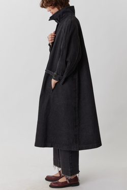 Объемный плащ из черной вареной джинсы