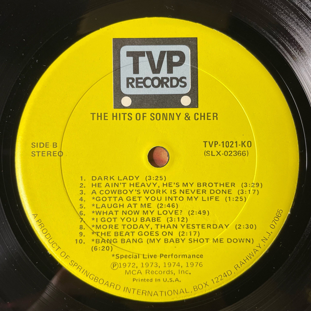 Винтажная виниловая пластинка LP Sonny and Cher, The Hits Of Sonny and Cher (США 1977) I Got You Babe Песня Из Фильма День Сурка