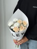 Кулек из хризантемы, кустовой пионовидной розы