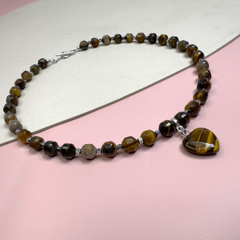 Колье с натуральным камнем тигровый глаз - «Тигровое сердце»