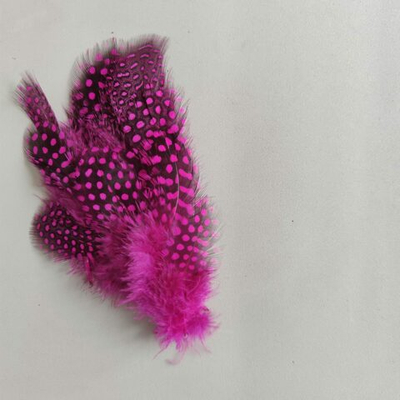 Перья цесарки фуксия 15 шт.