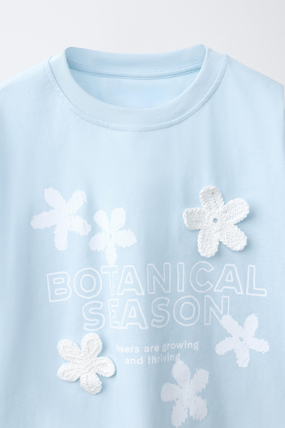 ZARA ФУТБОЛКА С ЦВЕТОЧНЫМ КРОШЕ, ГОЛУБОЙ