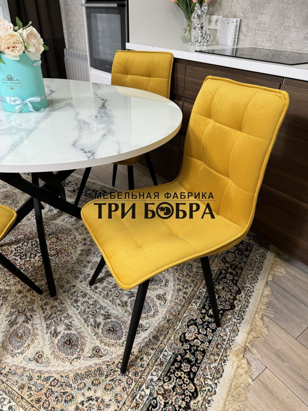 Круглый стеклянный раздвижной стол "Серый мрамор 262" и стулья "ГУЧИ" желтый