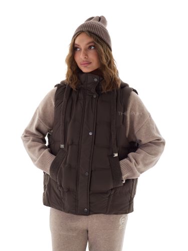 Шоколадный пуховый жилет с вязаным капюшоном