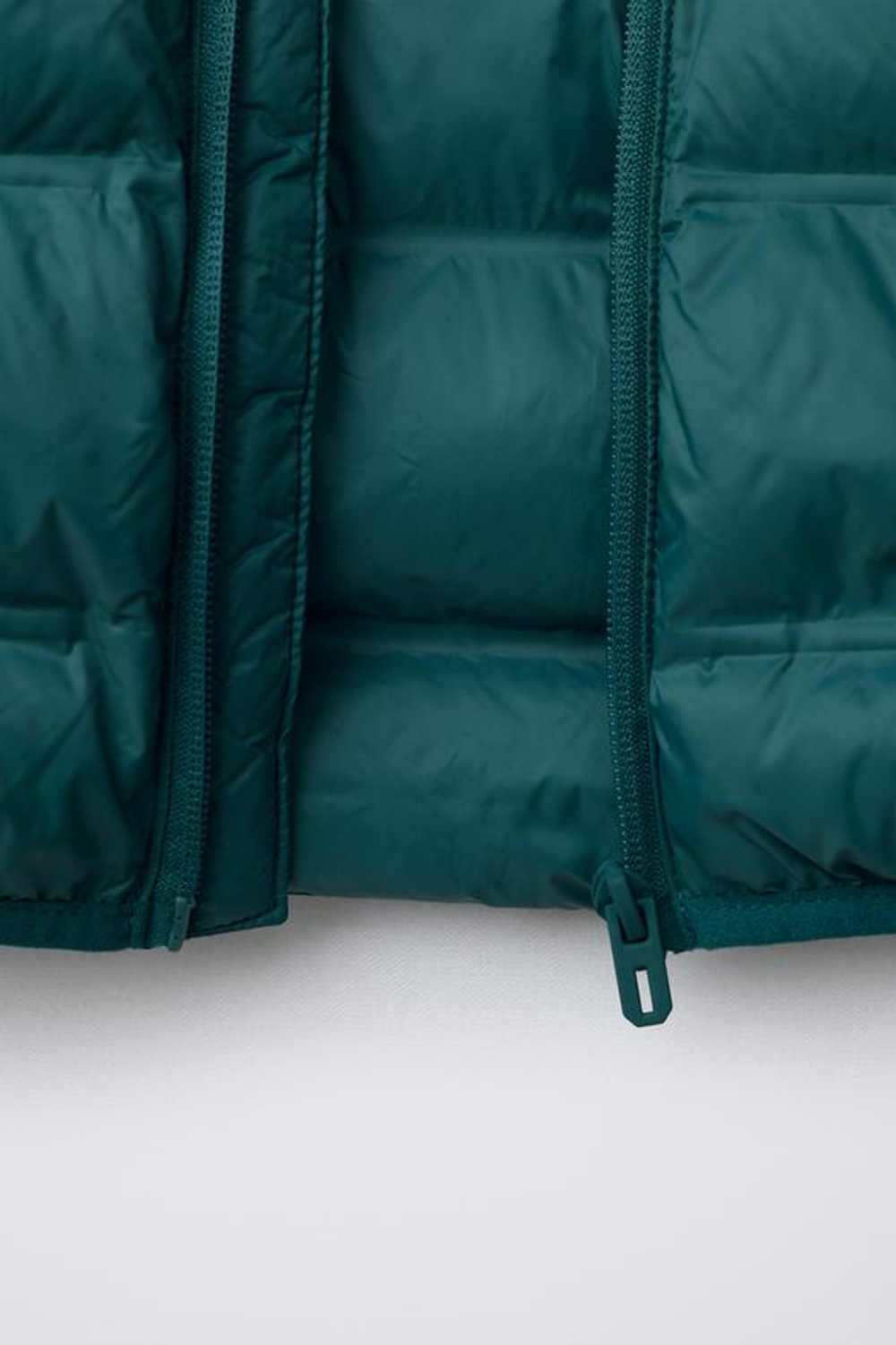 ZARA ЛЕГКАЯ НЕПРОМОКАЕМАЯ КУРТКА, ЗЕЛЕНОВАТО-СИНИЙ