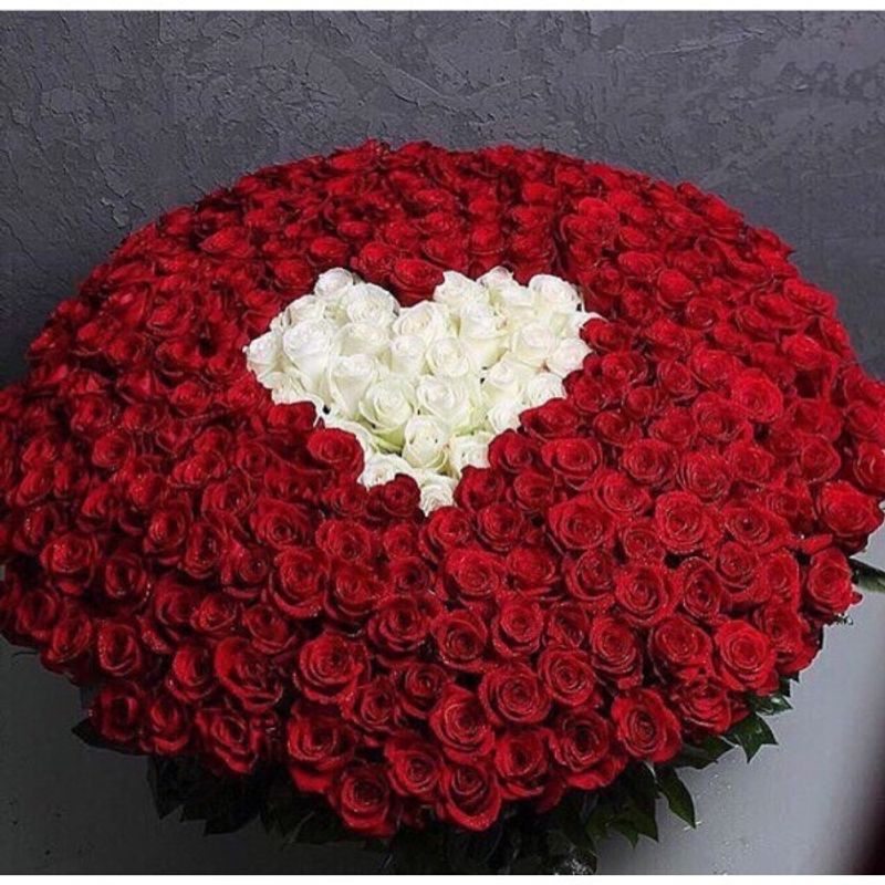 Корзина из белых и красных роз "Белое сердце"#16229