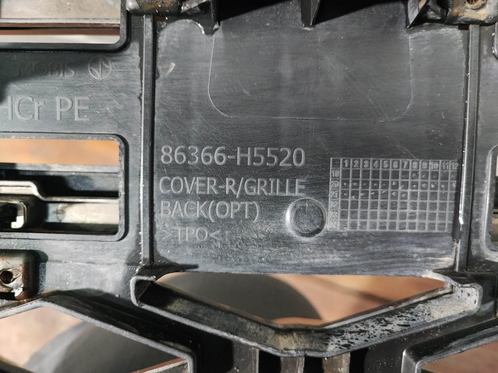 Решетка радиатора Hyundai Solaris 2 (HCR) 20-нв Б/У Оригинал 86350H5520