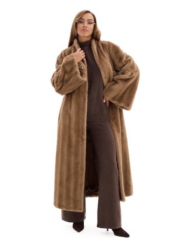 Длинная шуба из эко-меха в цвете капучино