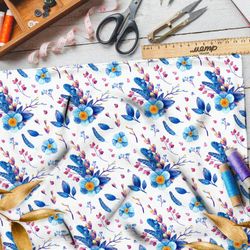 Ткань оксфорд 600 мелкие цветы и перья с брусникой на белом фоне