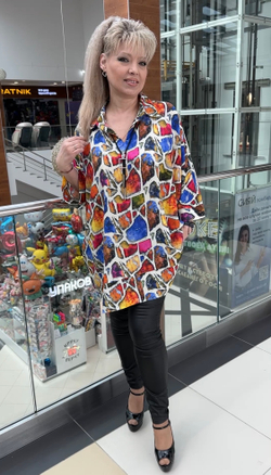 Туника-блузон с ярким изображением + подвеска