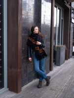 Шерстяной палантин с вышивкой (черный)