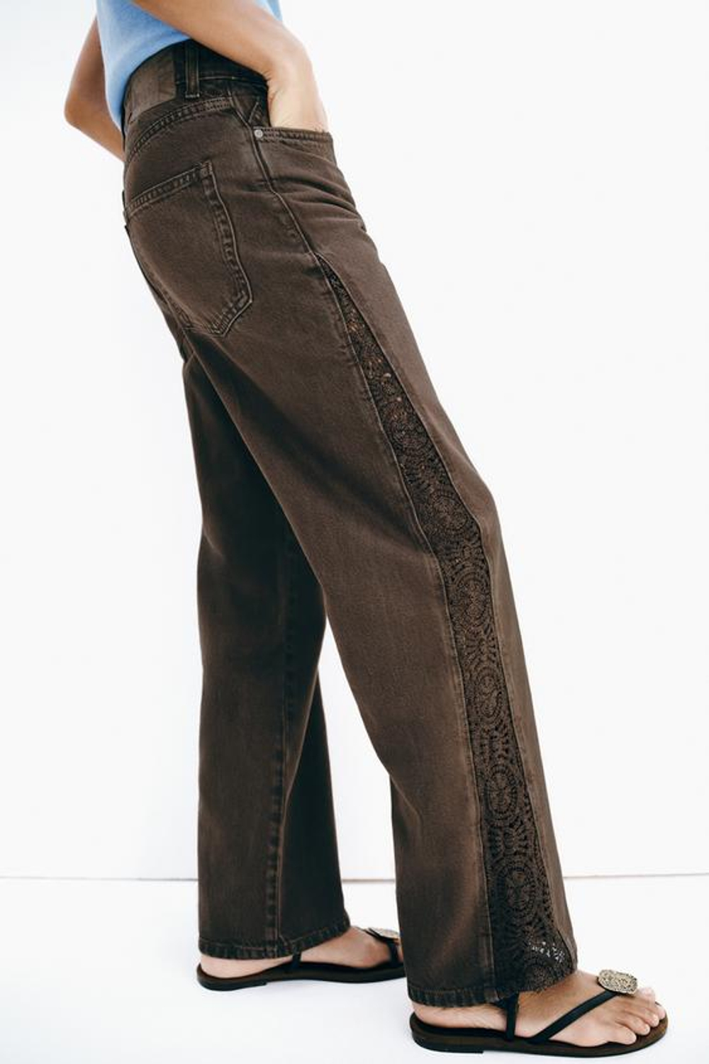 ZARA ДЖИНСЫ Z1975 LOOSE СО СРЕДНЕЙ ПОСАДКОЙ И ВСТАВКАМИ КРЮЧКОМ, КОРИЧНЕВЫЙ