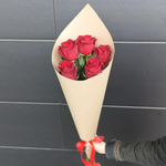 Букет из 5 красных роз, в крафте