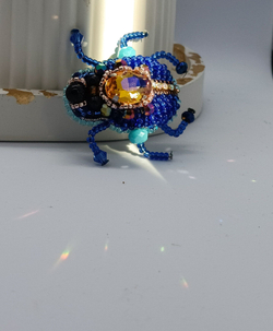 Брошь ручной работы ЖУК из бисера и страз, кристаллов. / подарок любимой, маме, коллеге, подруге / бижутерия / оригинальный подарок /