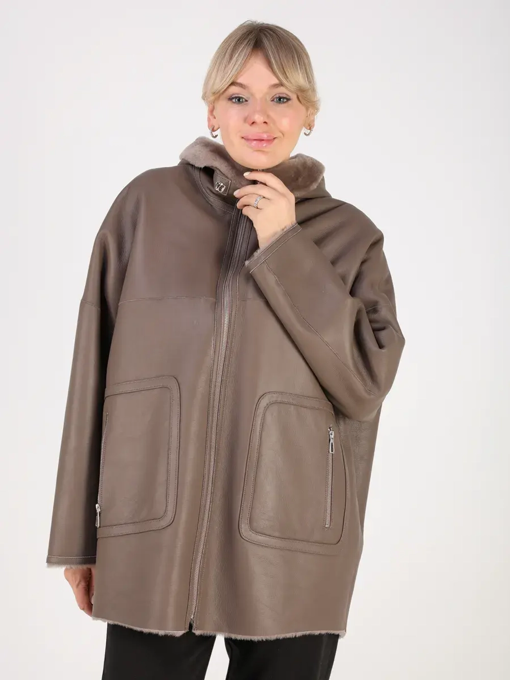 Дубленка зимняя натуральная с капюшоном оверсайз