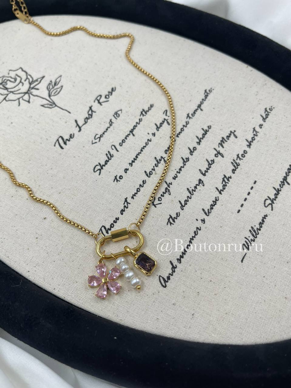 Колье золотистое с карабином и подвесками