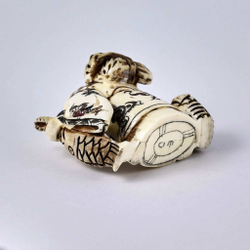 Нэцкэ Ребенок с огромным карпом, корзиной рыбы и хворостом за плечами