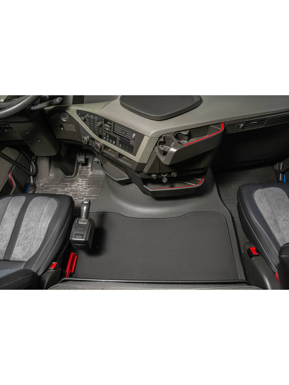 Чехлы Люкс VOLVO FH-13 после 2018 года: водитель от сиденья, пассажир от стойки кабины (один вырез под ремень) (экокожа, черный, серая вставка)