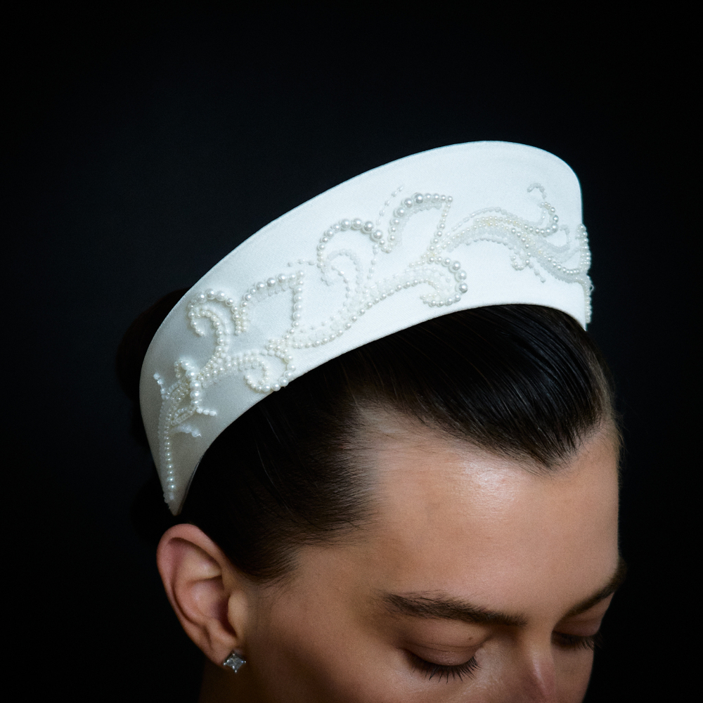 Кокошник M белый с жемчужным декором