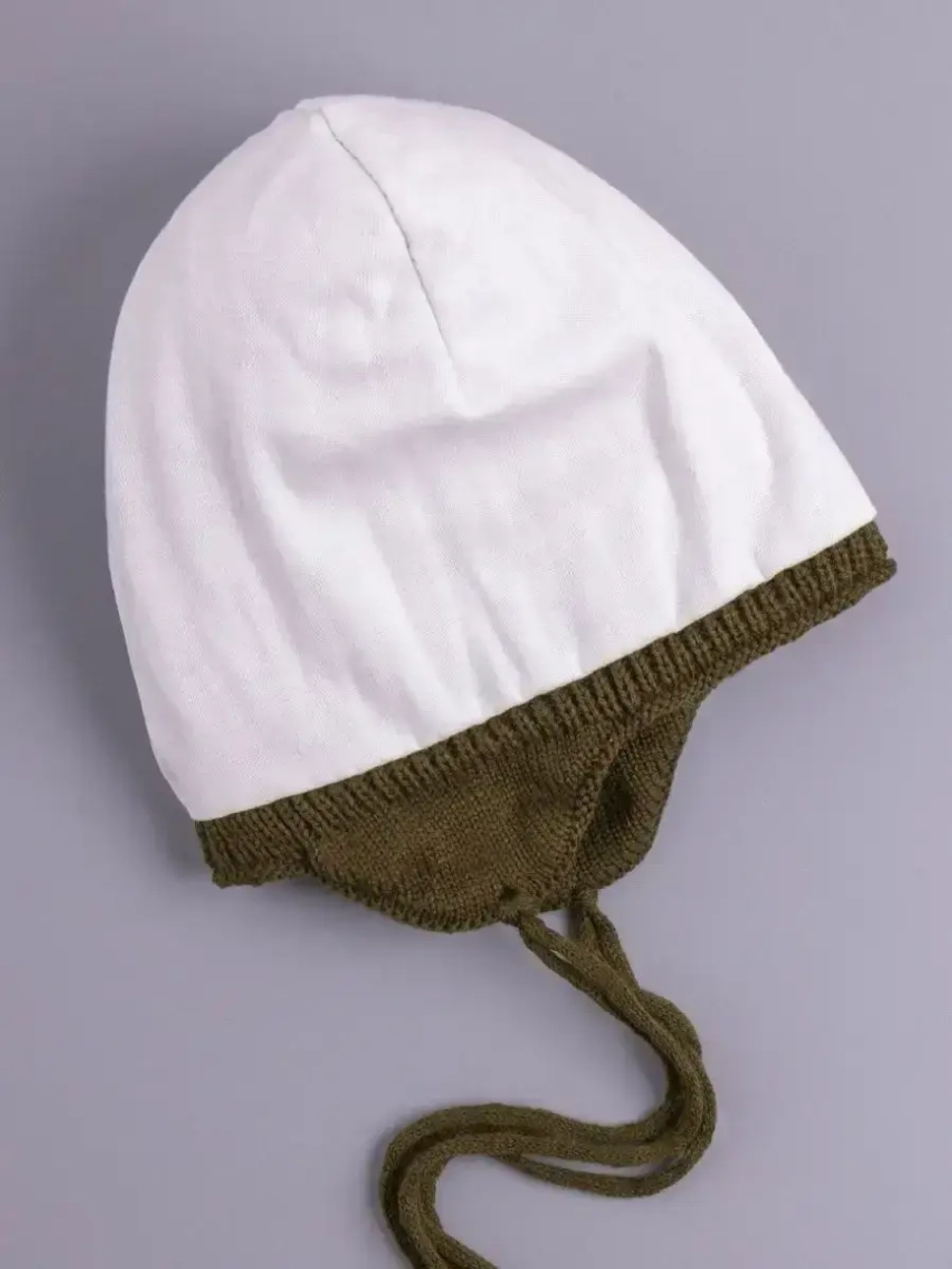 Шапка для мальчика вязаная демисезонная с завязками