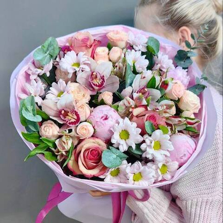 Авторский букет с пионами и орхидеями