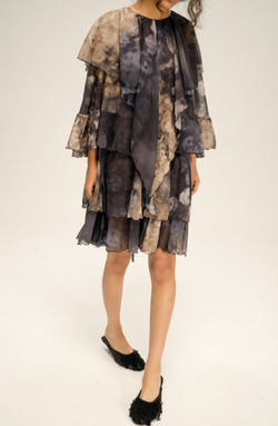 Платье с рюшами в акцентной ткани