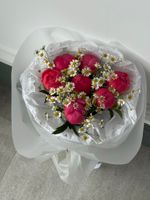 Букет из пионов сорта Корал Шарм и ромашки