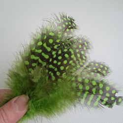 Перья цесарки салатовые 2 сорт 15 шт.