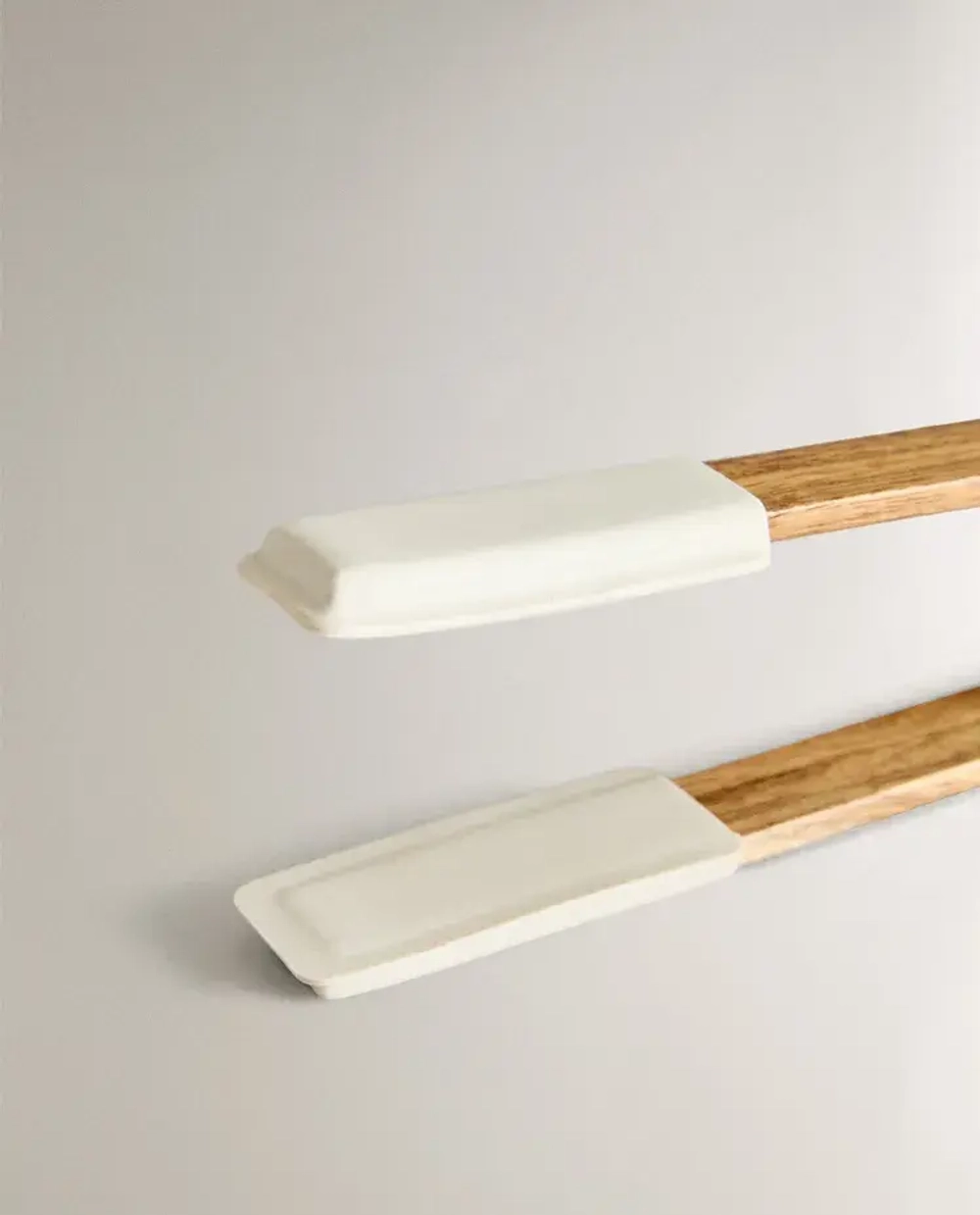 ZARA HOME СИЛИКОНОВЫЕ ЩИПЦЫ С ДЕРЕВЯННОЙ РУЧКОЙ, КРЕМОВЫЙ