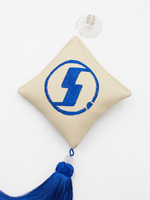 Ромб объемный на присоске SHACMAN (экокожа, бежевый, синяя вышивка, кисть)