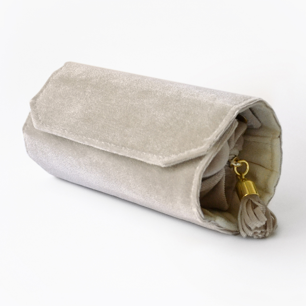 Бежевый кофр для транспортировки ювелирных украшений.