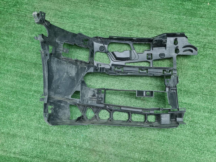 Кронштейн переднего бампера BMW 5er G30 (17-20)