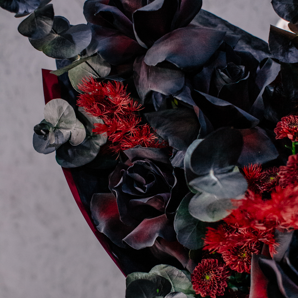 87. Стильный темный букет с черными французскими розами